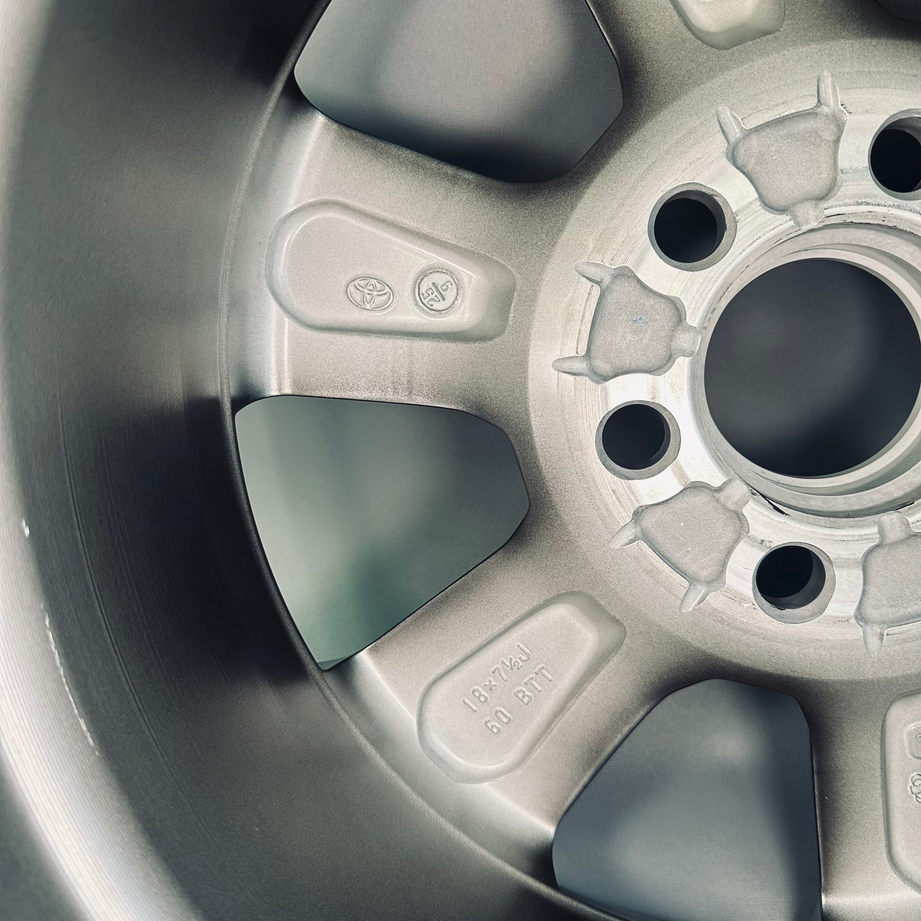 Toyota Land Cruiser 300 18" Rim